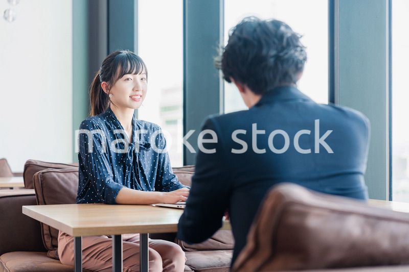 上司と1on1ミーティングをするビジネスウーマン