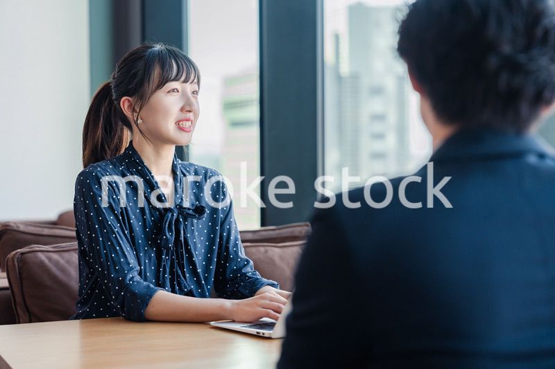 上司と1on1ミーティングをするビジネスウーマン