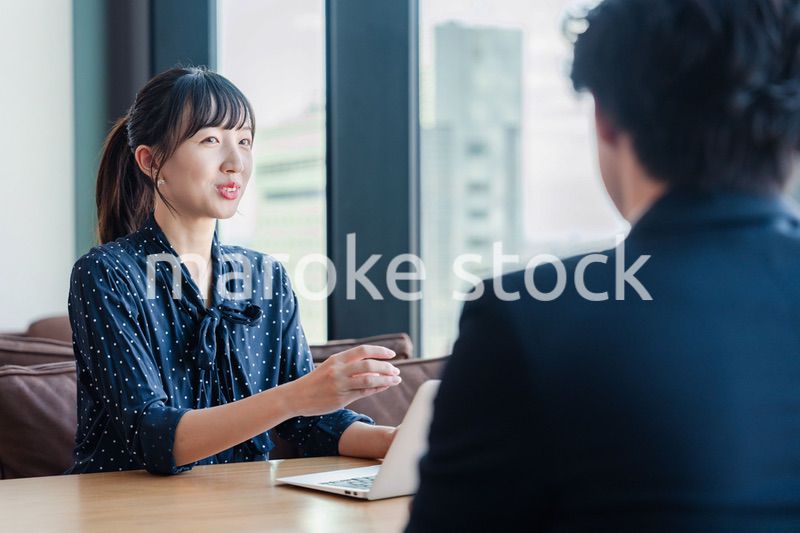上司と1on1ミーティングをするビジネスウーマン