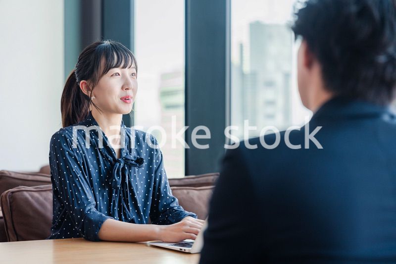 上司と1on1ミーティングをするビジネスウーマン