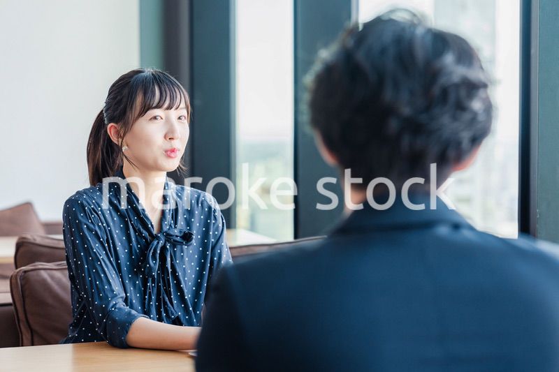 上司と1on1ミーティングをするビジネスウーマン