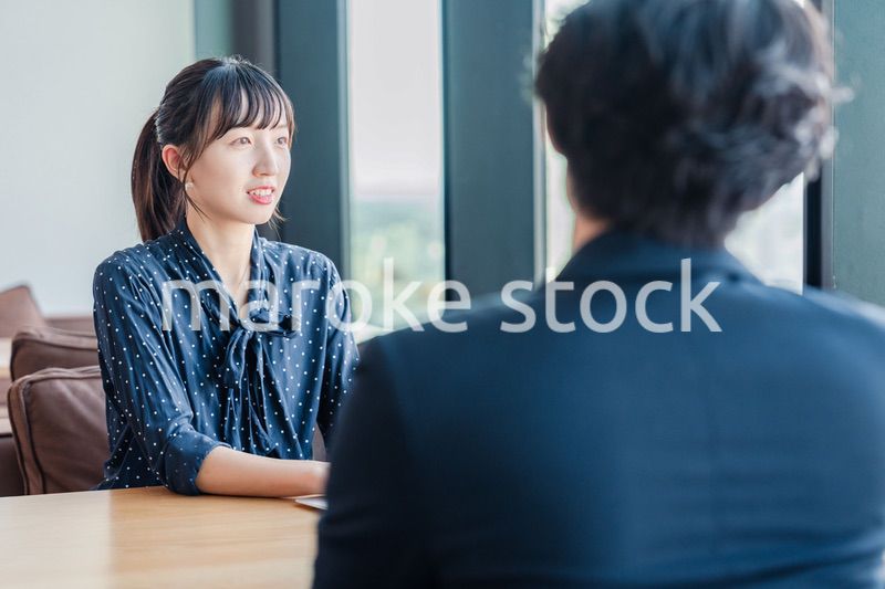 上司と1on1ミーティングをするビジネスウーマン