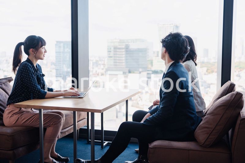 取引先との商談をするビジネスパーソン