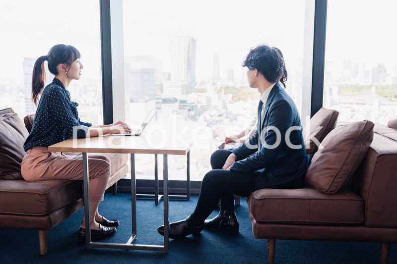 取引先との商談をするビジネスパーソン