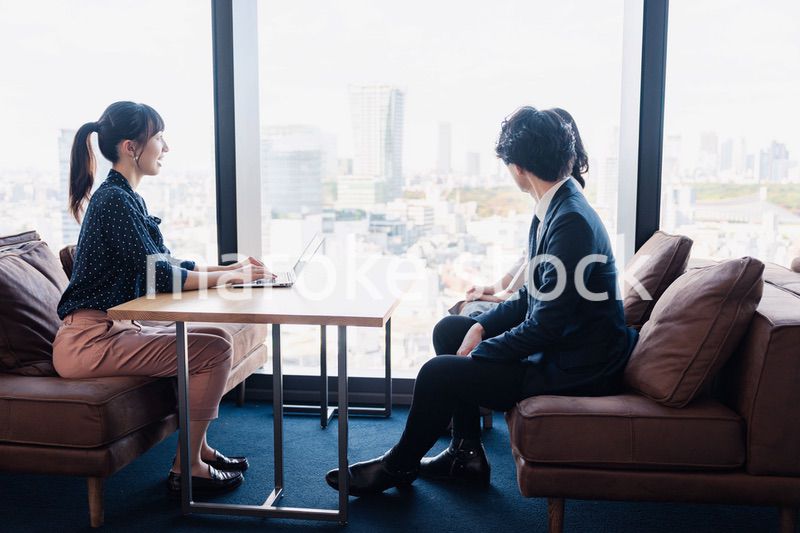 取引先との商談をするビジネスパーソン