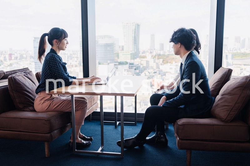 取引先との商談をするビジネスパーソン