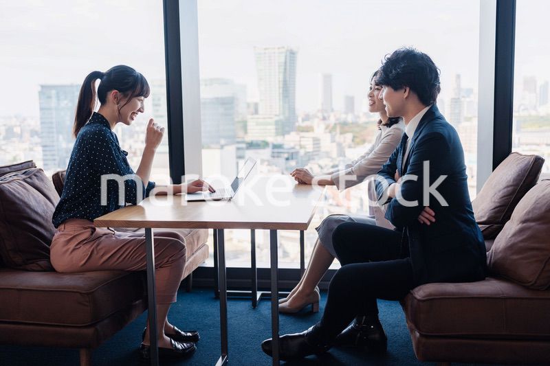 取引先との商談をするビジネスパーソン
