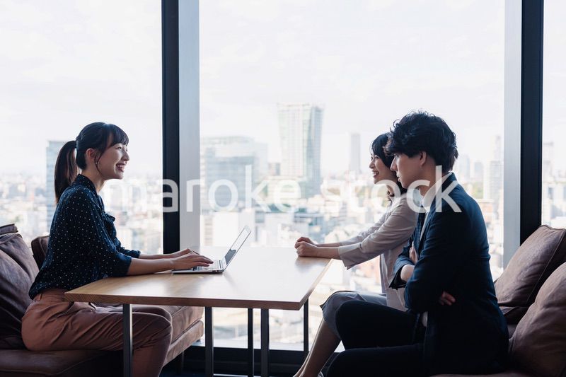 取引先との商談をするビジネスパーソン