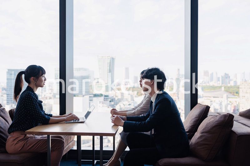 取引先との商談をするビジネスパーソン