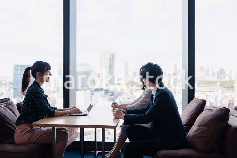 取引先との商談をするビジネスパーソン