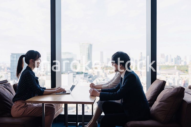 取引先との商談をするビジネスパーソン