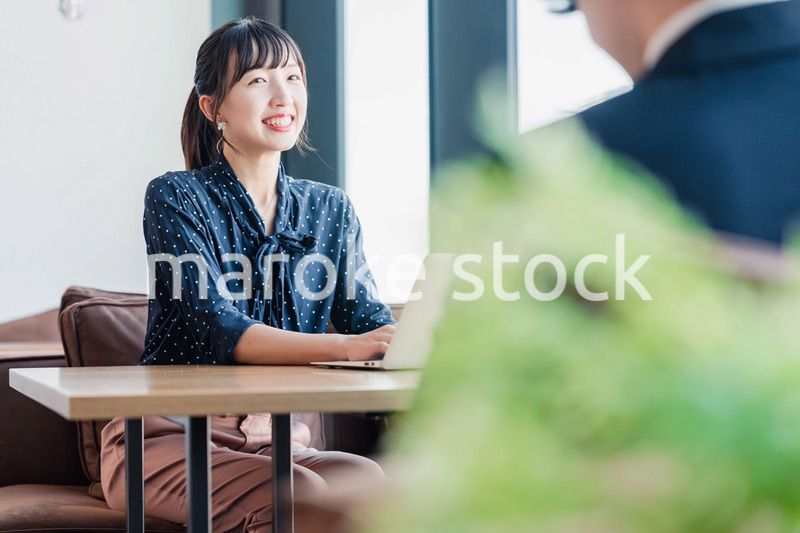 上司と1on1ミーティングをするビジネスウーマン