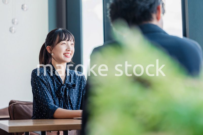 上司と1on1ミーティングをするビジネスウーマン
