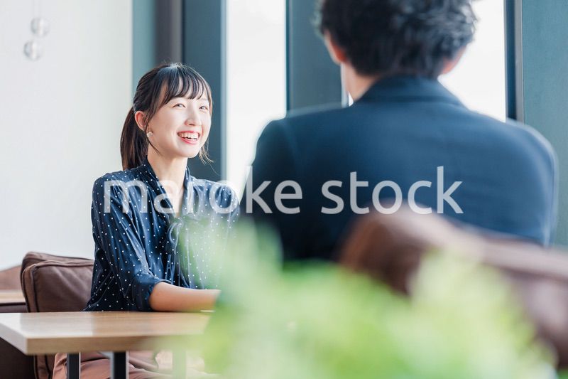 上司と1on1ミーティングをするビジネスウーマン