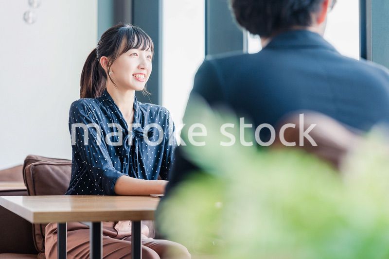 上司と1on1ミーティングをするビジネスウーマン