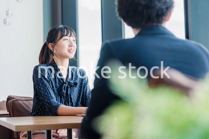 上司と1on1ミーティングをするビジネスウーマン