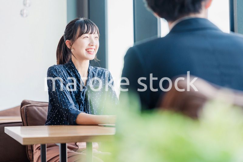 上司と1on1ミーティングをするビジネスウーマン