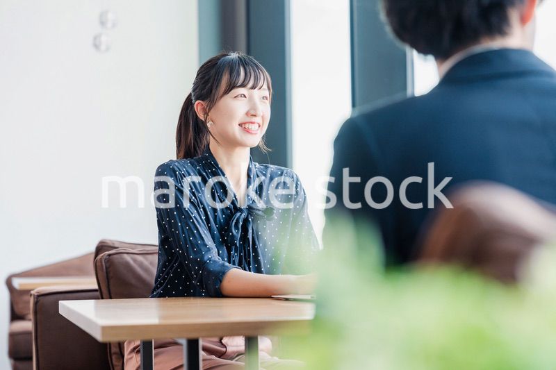 上司と1on1ミーティングをするビジネスウーマン