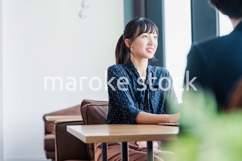 上司と1on1ミーティングをするビジネスウーマン