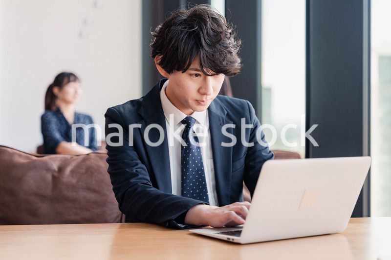 オフィスで笑顔で働くビジネスマン