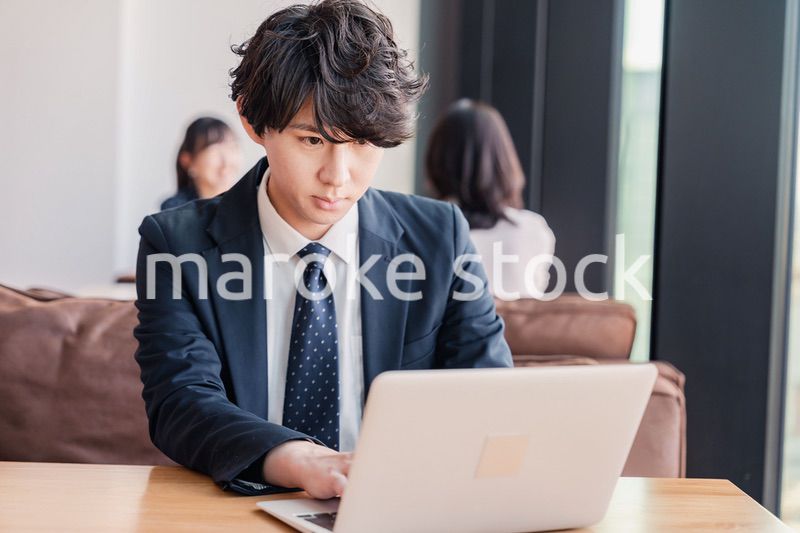 オフィスで笑顔で働くビジネスマン