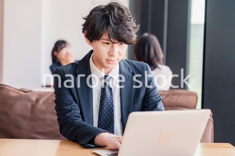 オフィスで笑顔で働くビジネスマン