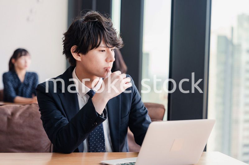 オフィスで笑顔で働くビジネスマン