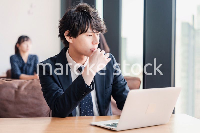 オフィスで笑顔で働くビジネスマン