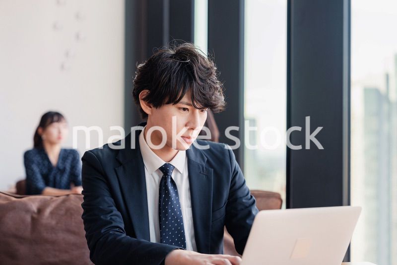 オフィスで笑顔で働くビジネスマン