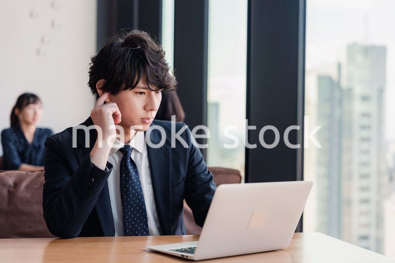 オフィスで笑顔で働くビジネスマン