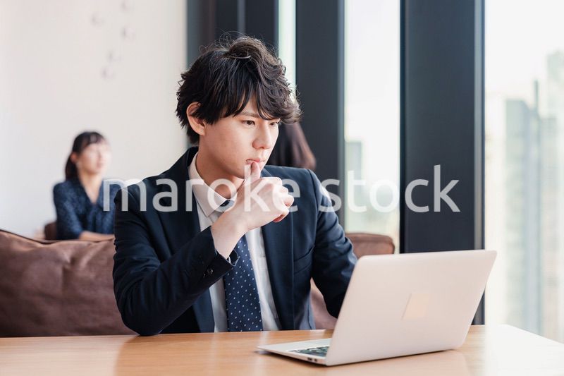 オフィスで笑顔で働くビジネスマン