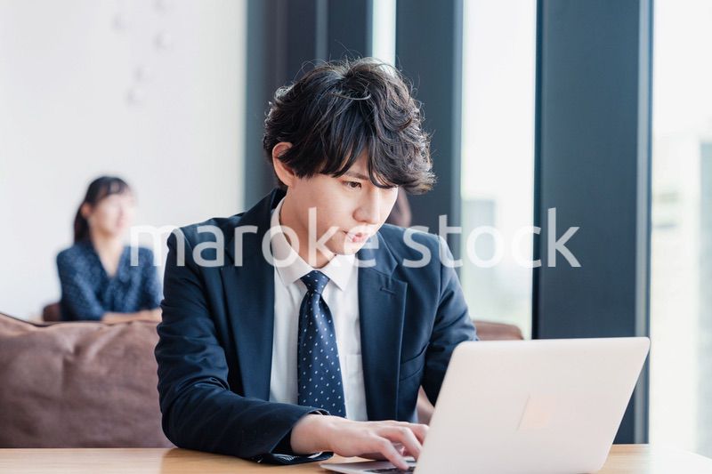 オフィスで頭を抱えるビジネスマン