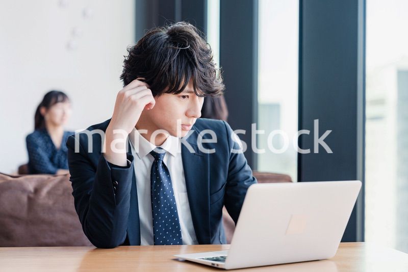 オフィスで頭を抱えるビジネスマン