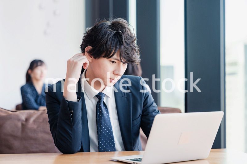 オフィスで頭を抱えるビジネスマン