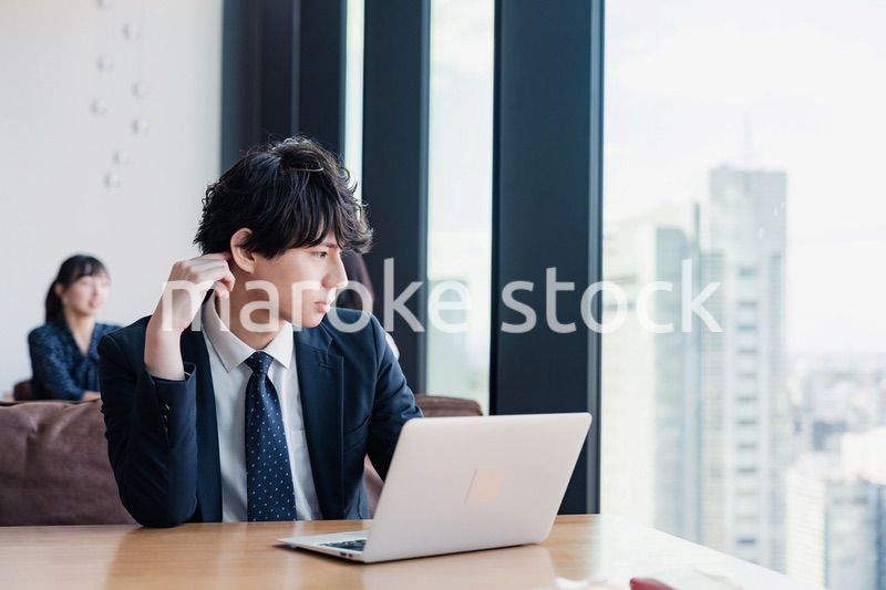 オフィスで頭を抱えるビジネスマン