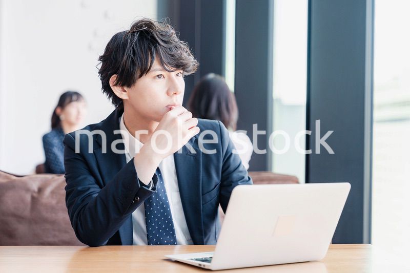 オフィスで頭を抱えるビジネスマン