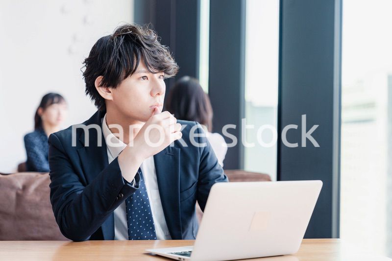 オフィスで頭を抱えるビジネスマン