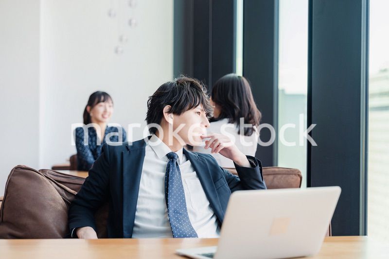 カフェで仕事をサボる営業マン