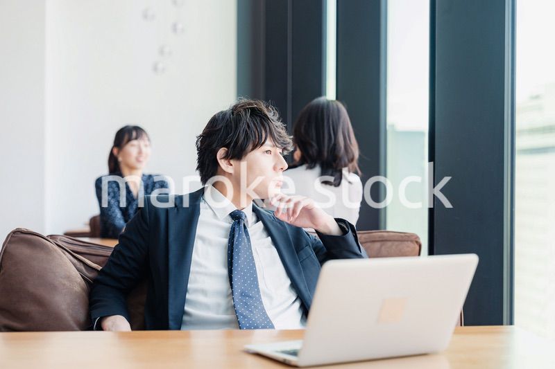 カフェで仕事をサボる営業マン