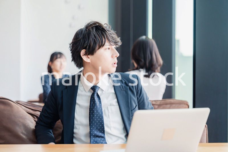 カフェで仕事をサボる営業マン