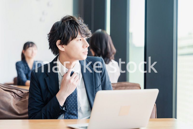 カフェで仕事をサボる営業マン