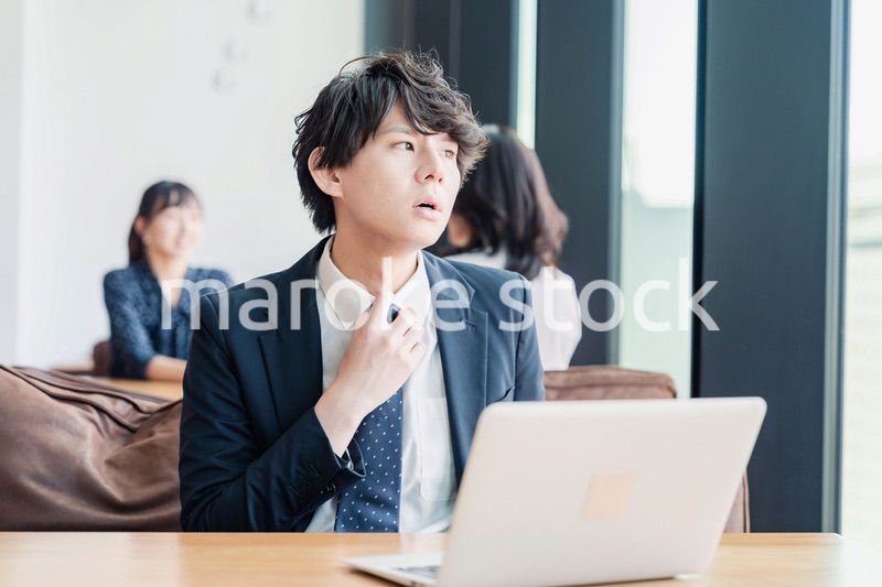 カフェで仕事をサボる営業マン