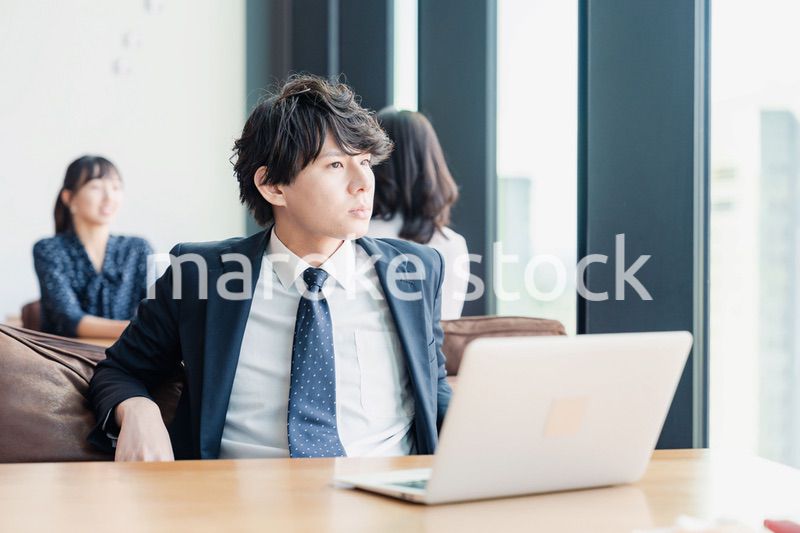 カフェで仕事をサボる営業マン