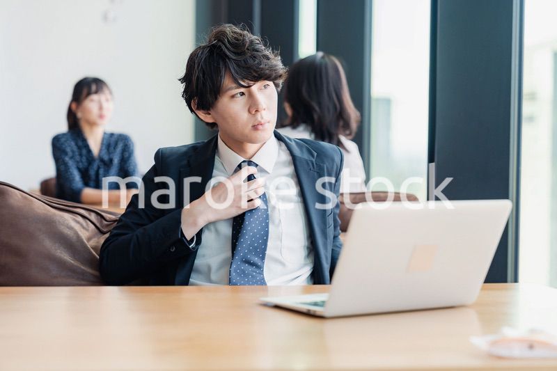 カフェで仕事をサボる営業マン