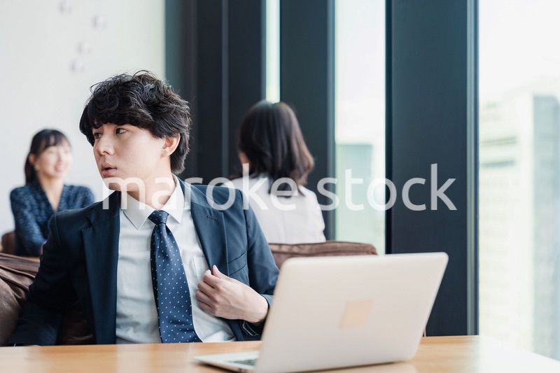 カフェで仕事をサボる営業マン