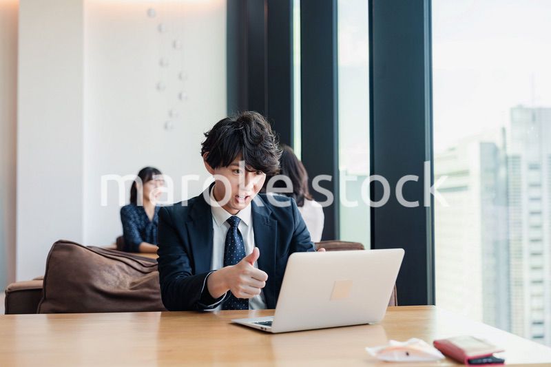 オンラインミーティングで喜ぶビジネスマン