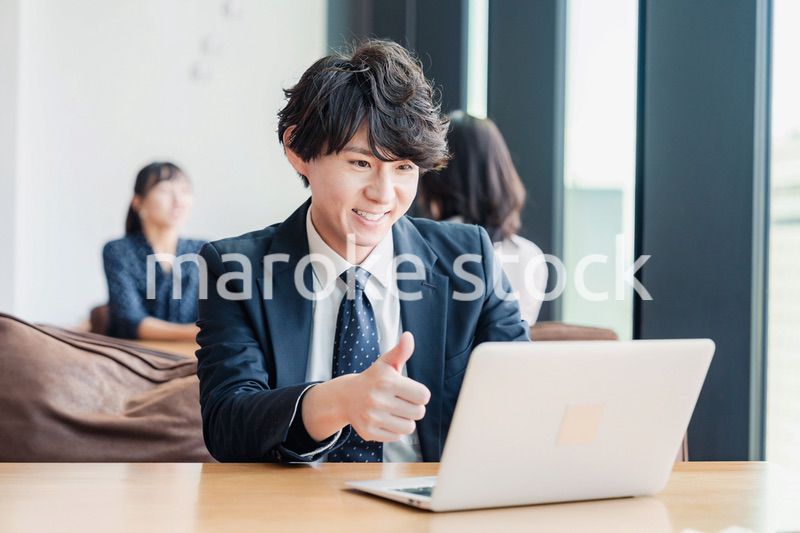 オンラインミーティングで喜ぶビジネスマン