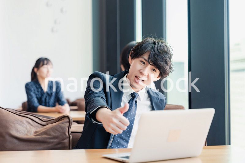 オンラインミーティングで喜ぶビジネスマン