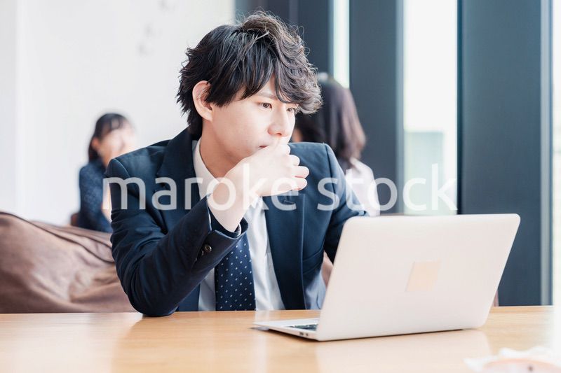 オフィスで頭を抱えるビジネスマン