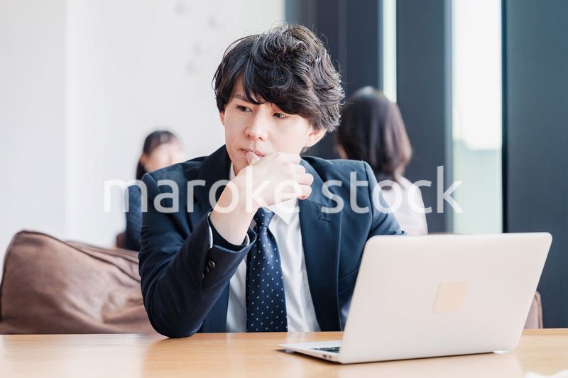 オフィスで頭を抱えるビジネスマン
